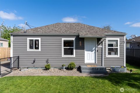 Photo of 3052 Florida Street, Longview, WA 98632 (MLS # 2504439)
