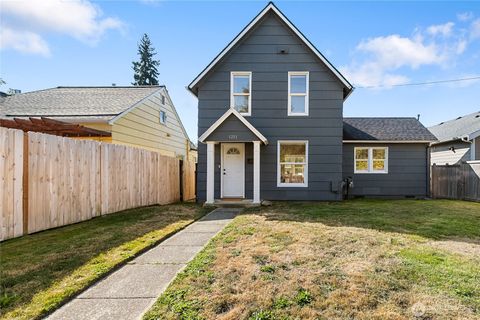 Photo of 1211 Humboldt Street, Bellingham, WA 98225 (MLS # 2434214)