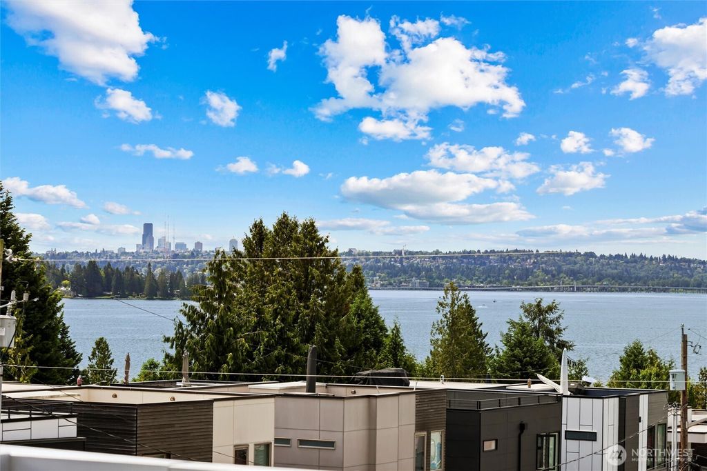 Photo of 6304 Lakeview Drive, Kirkland, WA 98033 (MLS # 2502143)