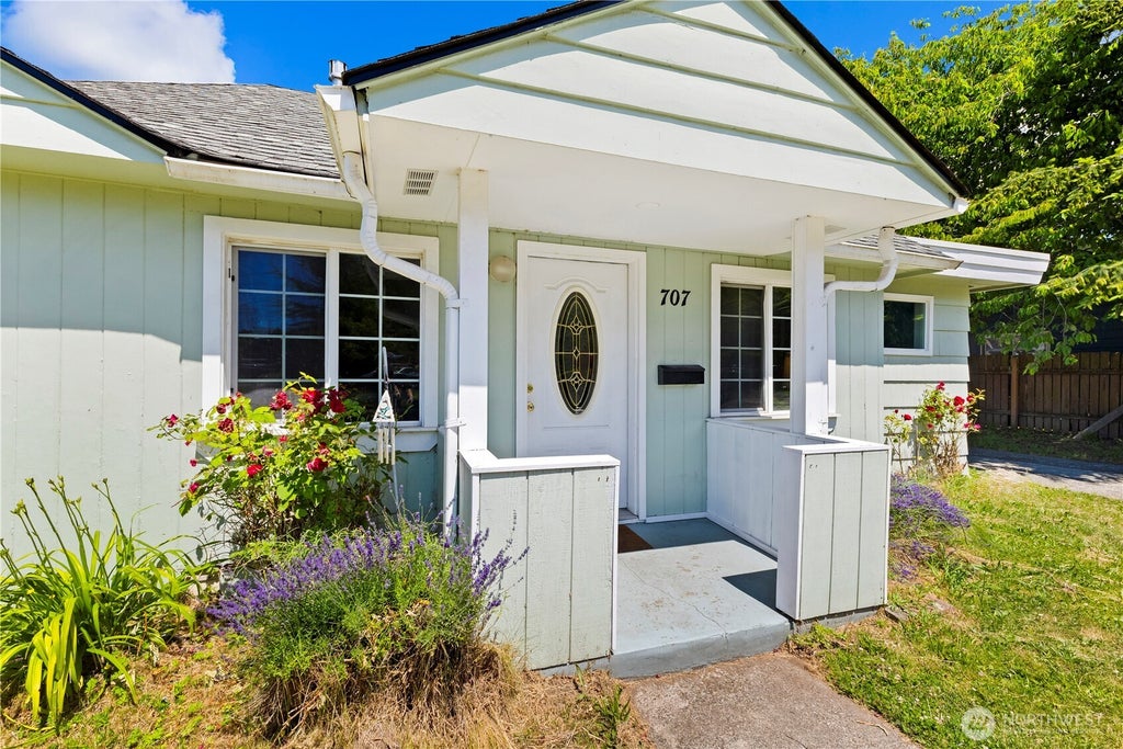 Photo of 707 York Street, Bellingham, WA 98225 (MLS # 2533913)
