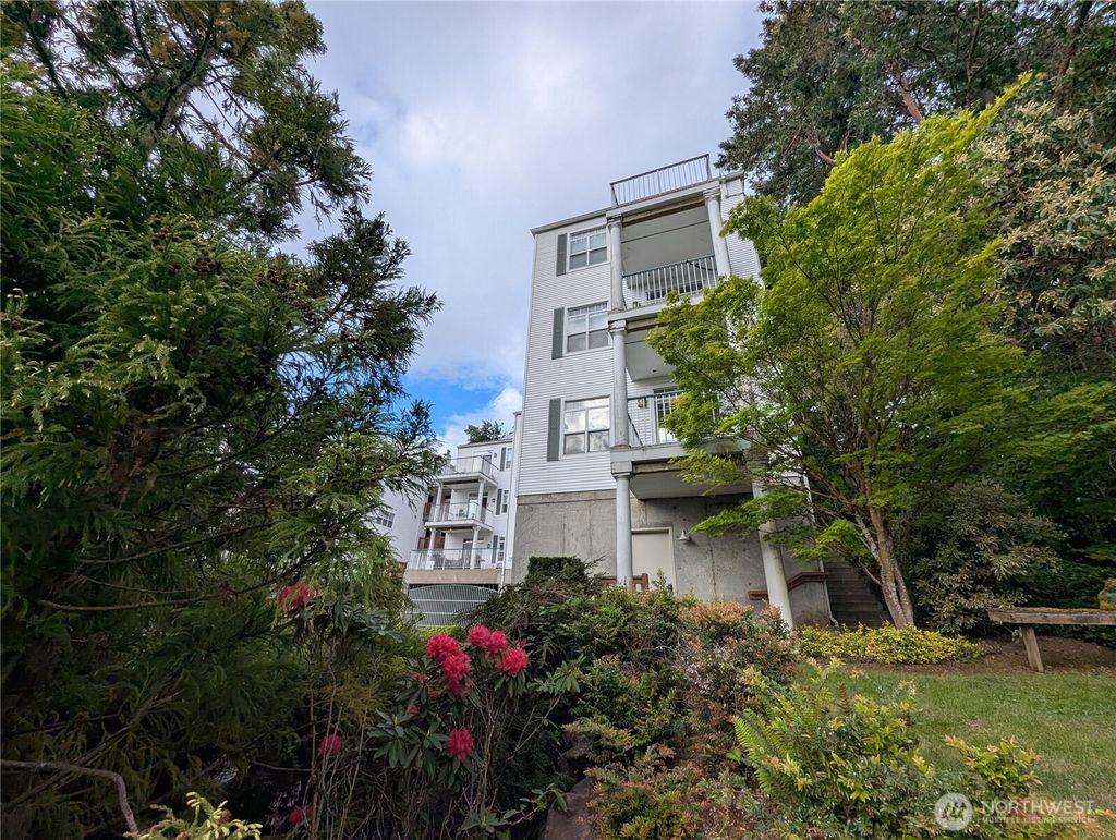 Photo of 3990 129th Place SE #C106, Bellevue, WA 98006 (MLS # 2525225)