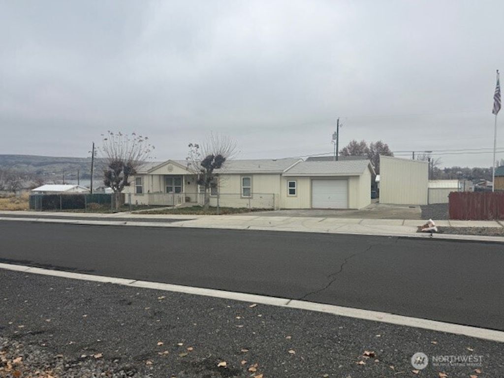 Photo of 34 N Ginko Street, Soap Lake, WA 98851 (MLS # 2460508)