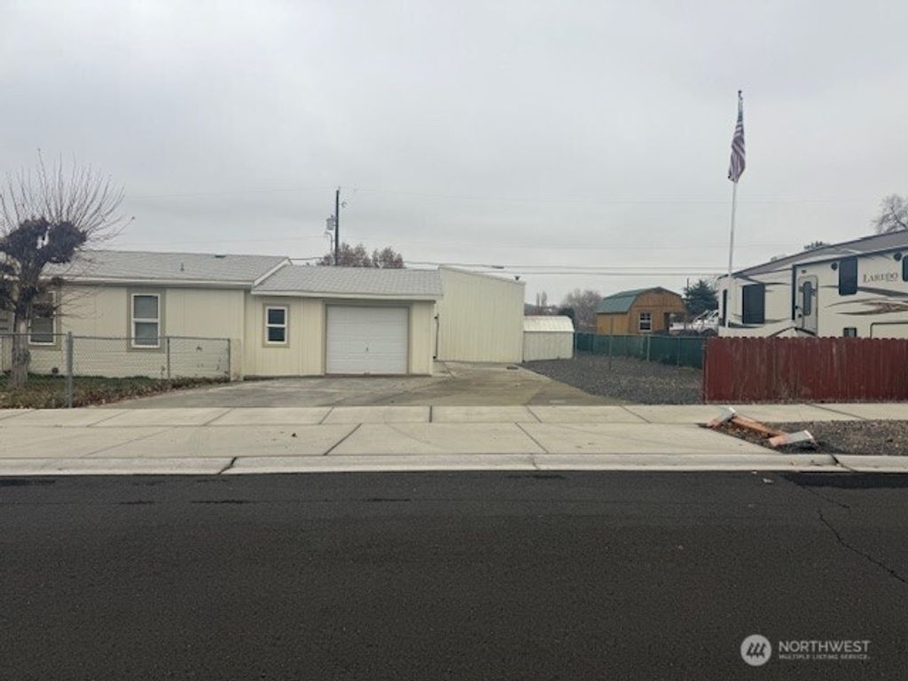 Photo of 34 N Ginko Street, Soap Lake, WA 98851 (MLS # 2460508)