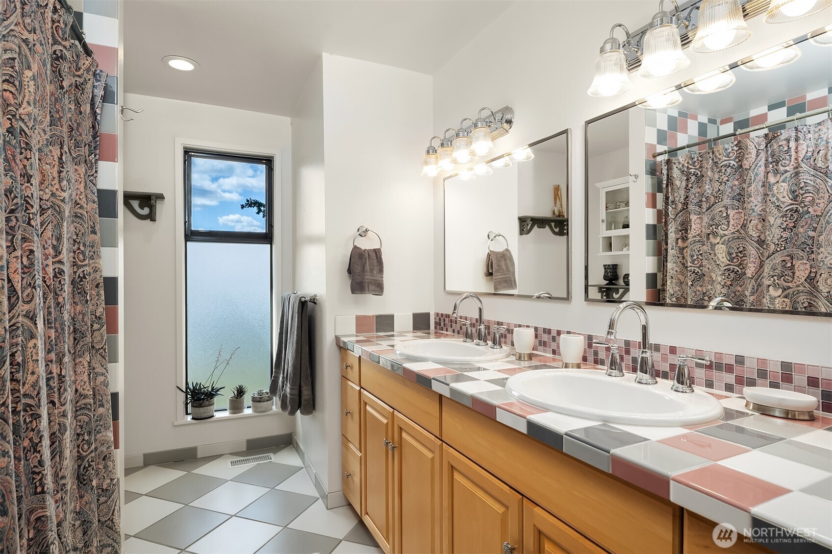 Sammamish, Washington, 98075, United States, 5 Bedrooms Bedrooms, ,4 BathroomsBathrooms,Residential,Active,2035111