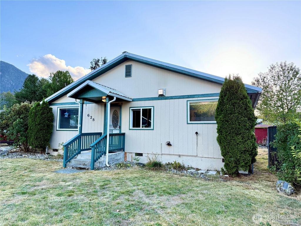 Photo of 625 S Emens Ave, Darrington, WA 98241 (MLS # 2436392)