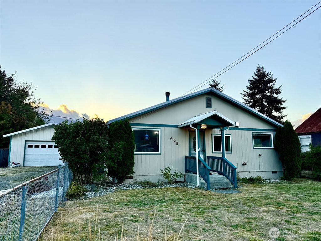 Photo of 625 S Emens Ave, Darrington, WA 98241 (MLS # 2436392)