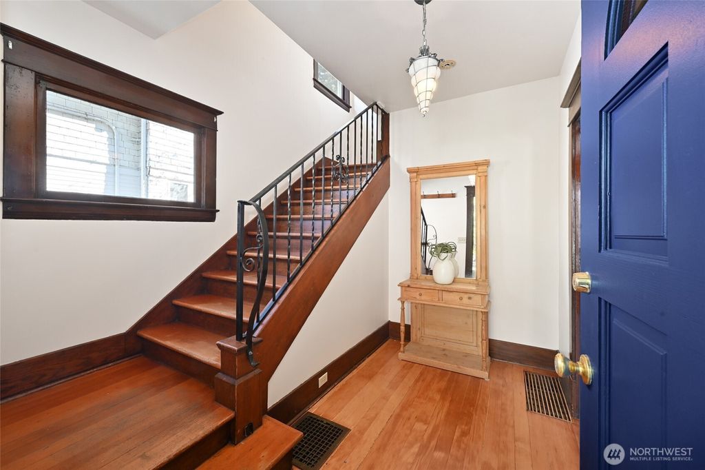 Photo of 318 18th Avenue E, Seattle, WA 98112 (MLS # 2504854)