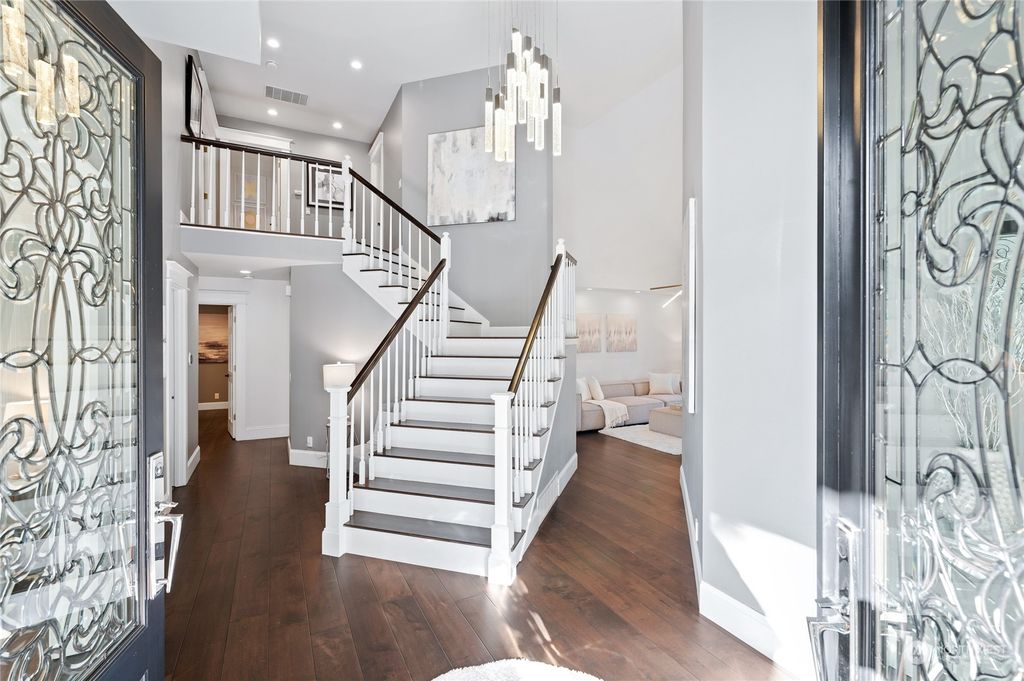 Photo of 13540 NE 54th Place, Bellevue, WA 98005 (MLS # 2198051)