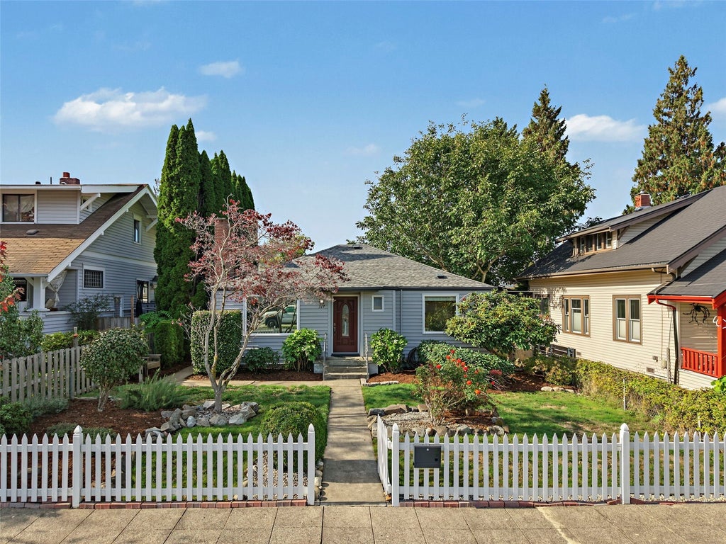 Photo of 317 Williams Avenue N, Renton, WA 98057 (MLS # 2595900)