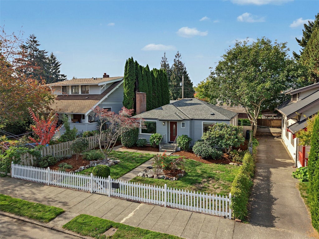 Photo of 317 Williams Avenue N, Renton, WA 98057 (MLS # 2595900)