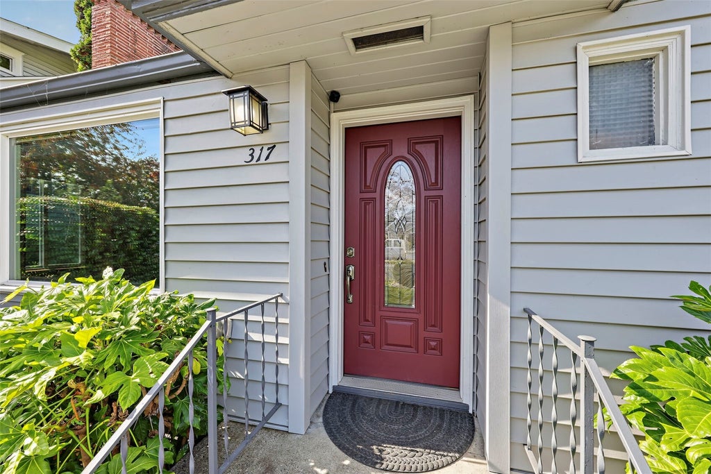 Photo of 317 Williams Avenue N, Renton, WA 98057 (MLS # 2595900)