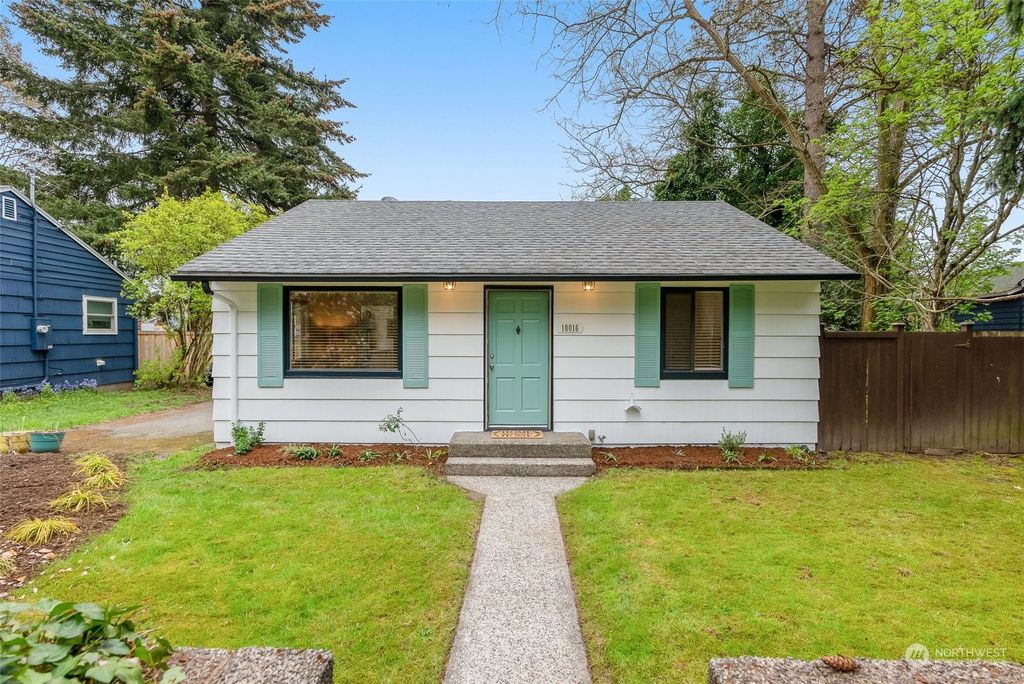 Photo of 10016 31st Avenue SW, Seattle, WA 98146 (MLS # 2051106)