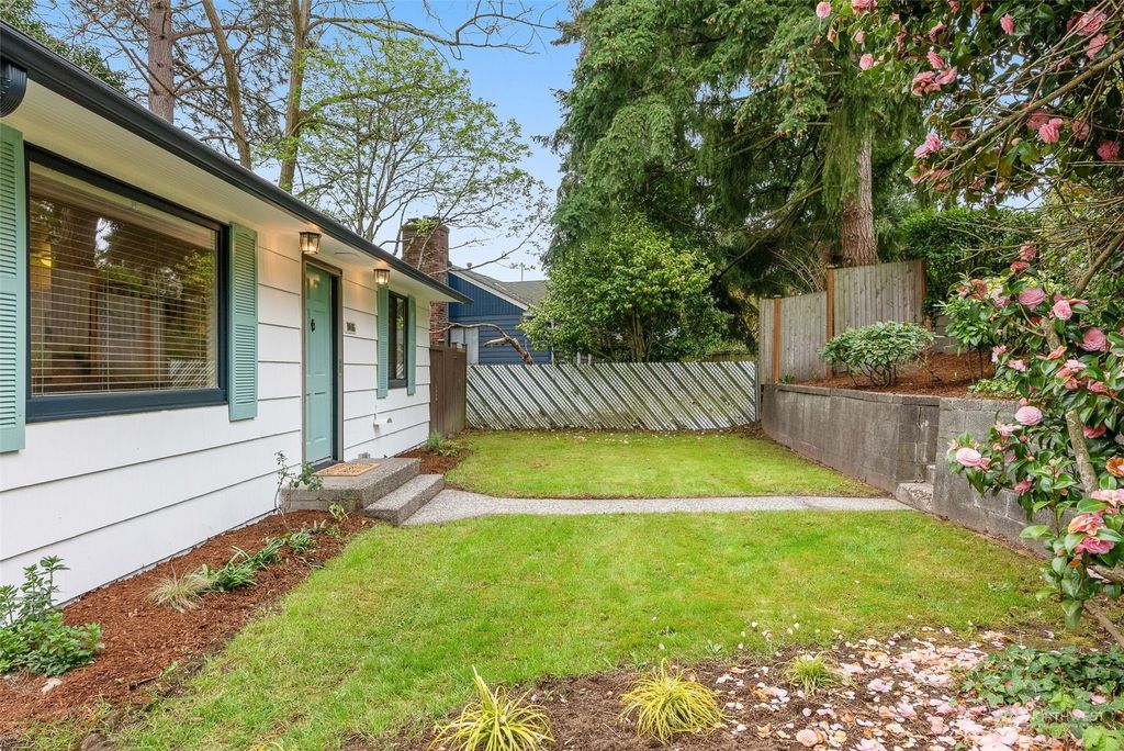 Photo of 10016 31st Avenue SW, Seattle, WA 98146 (MLS # 2051106)