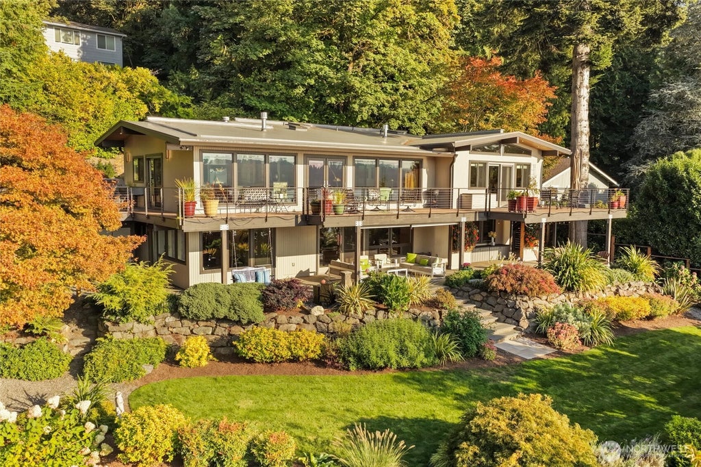 Photo of 13210 Holmes Point Drive NE, Kirkland, WA 98034 (MLS # 2587638)