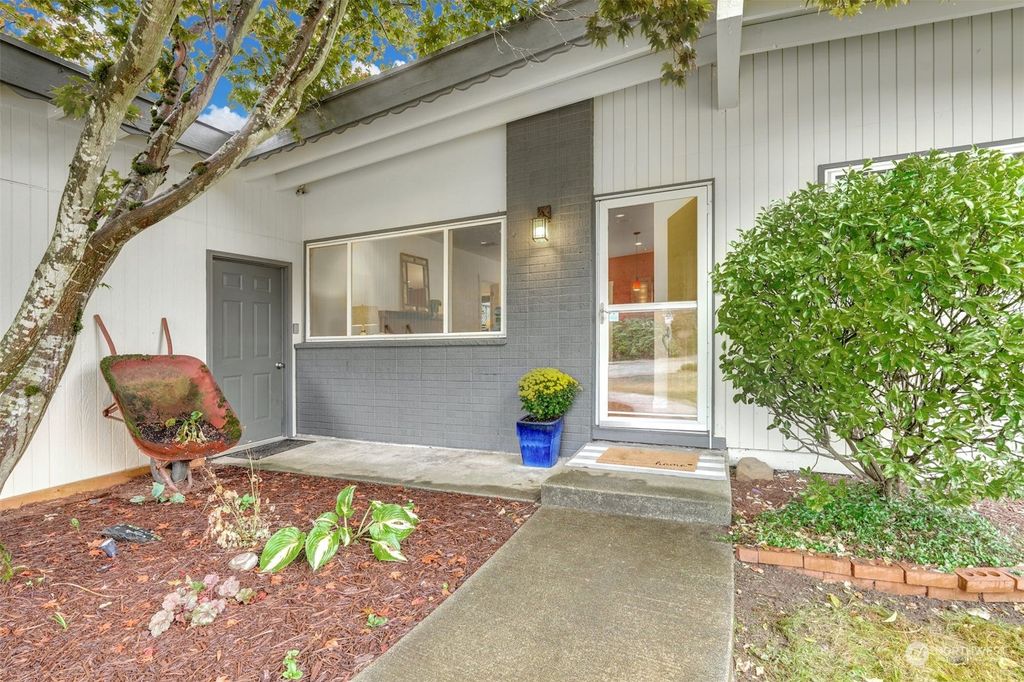 Photo of 20043 96th Avenue NE, Bothell, WA 98011 (MLS # 2011086)