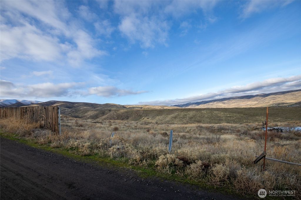 Photo of 731 Point Drive, Selah, WA 98942 (MLS # 2459412)