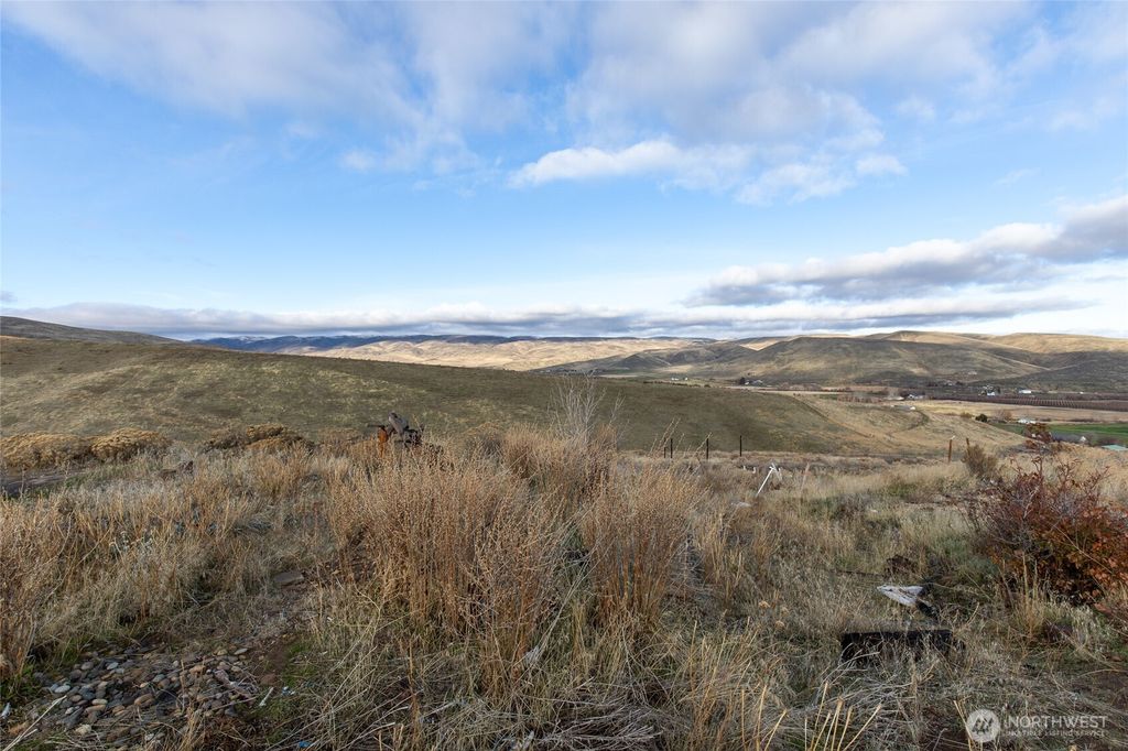Photo of 731 Point Drive, Selah, WA 98942 (MLS # 2459412)