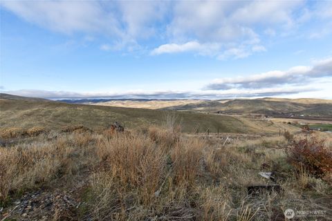 Photo of 731 Point Drive, Selah, WA 98942 (MLS # 2459412)