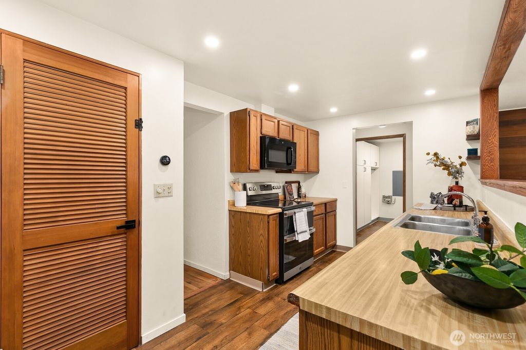 Photo of 16137 120th Avenue SE, Renton, WA 98058 (MLS # 2488256)