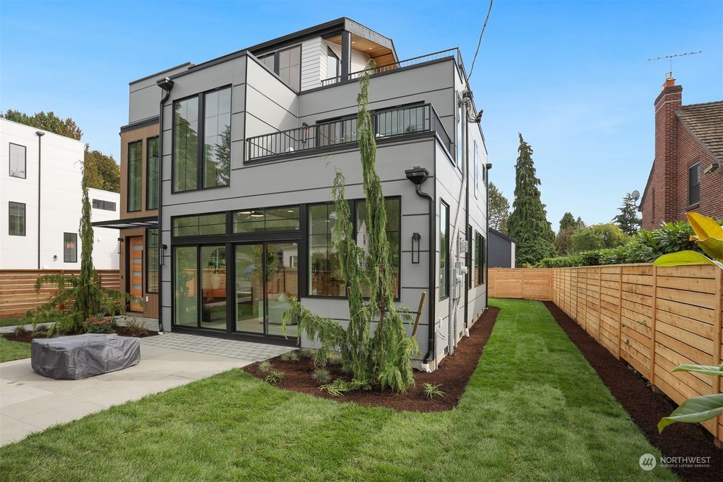 Photo of 11550 Meridian Avenue N, Seattle, WA 98133 (MLS # 2311106)