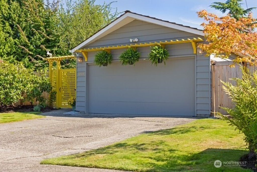 Photo of 6515 NE 60th Street, Seattle, WA 98115 (MLS # 2440939)