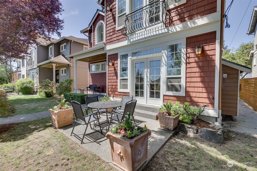 Photo of 7049 34th Avenue NE, Seattle, WA 98115 (MLS # 2065082)