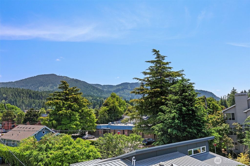 Photo of 125 1st Avenue NW, Issaquah, WA 98027 (MLS # 2430714)