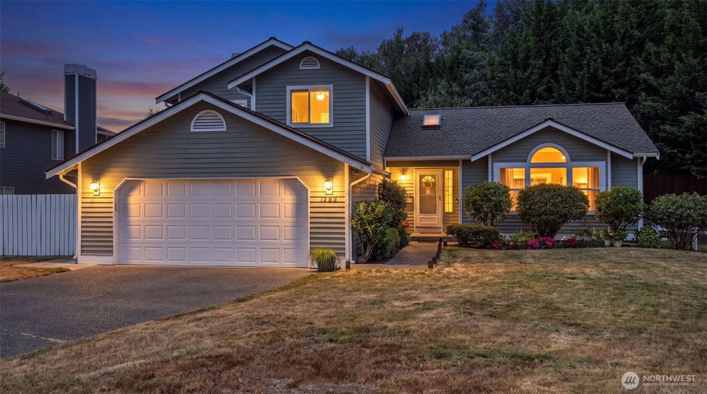 Photo of 15532 156th Court SE, Renton, WA 98058 (MLS # 2546044)
