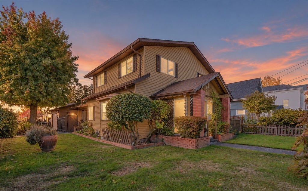 Photo of 412 5th Street SW, Puyallup, WA 98371 (MLS # 2596785)
