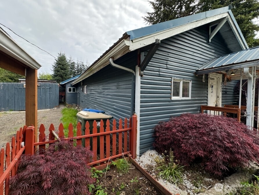 320 Queen Avenue
