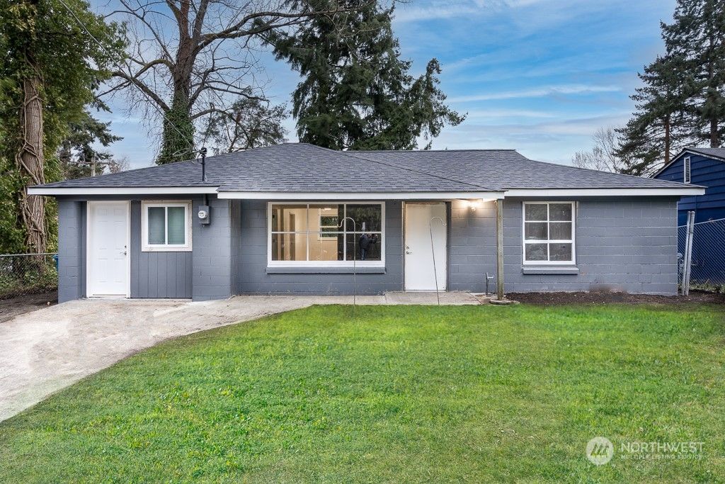 Photo of 14056 30th Avenue NE, Seattle, WA 98125 (MLS # 2046300)