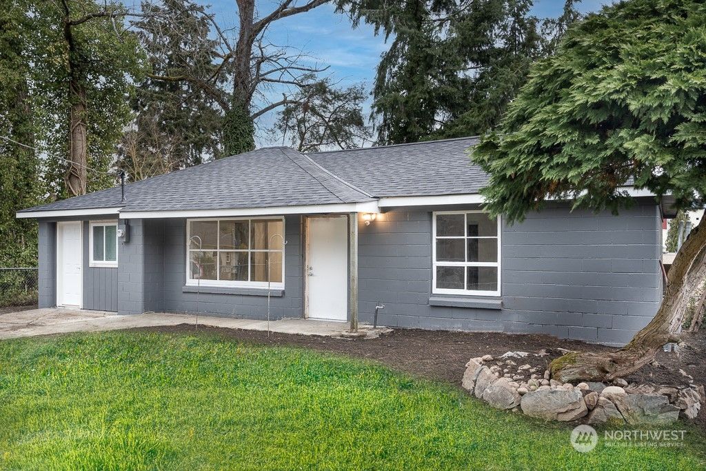 Photo of 14056 30th Avenue NE, Seattle, WA 98125 (MLS # 2046300)