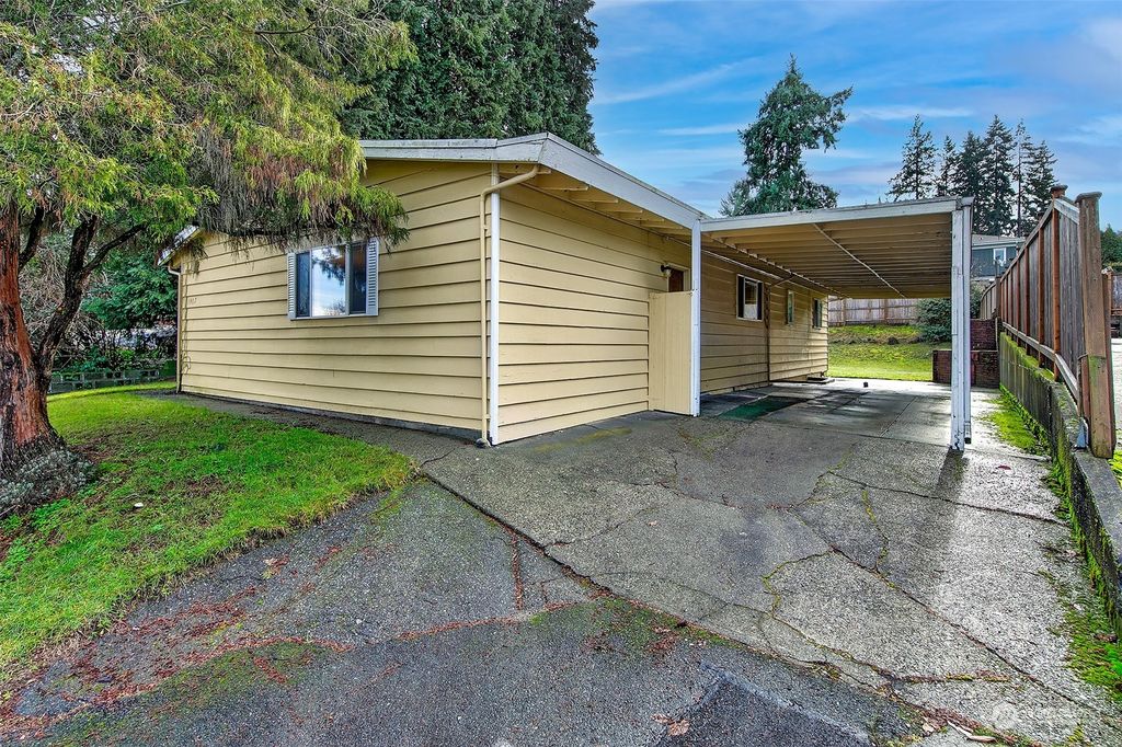 Photo of 1907 NE 124th Street, Seattle, WA 98125 (MLS # 2214064)