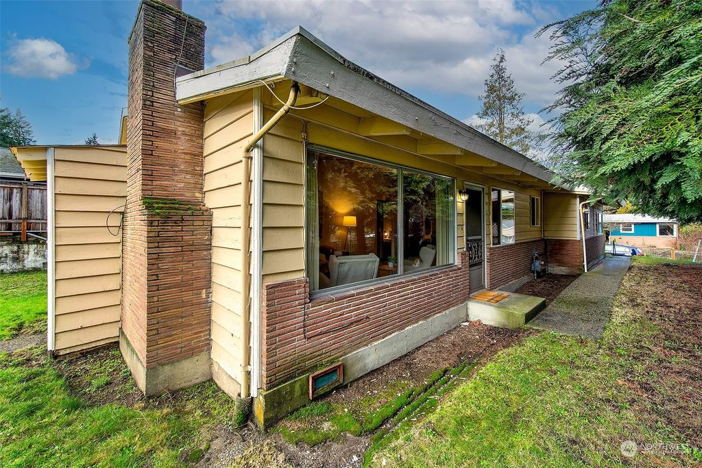 Photo of 1907 NE 124th Street, Seattle, WA 98125 (MLS # 2214064)