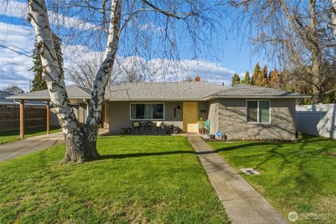 Photo of 1557 J Street, Walla Walla, WA 99362 (MLS # 2496866)