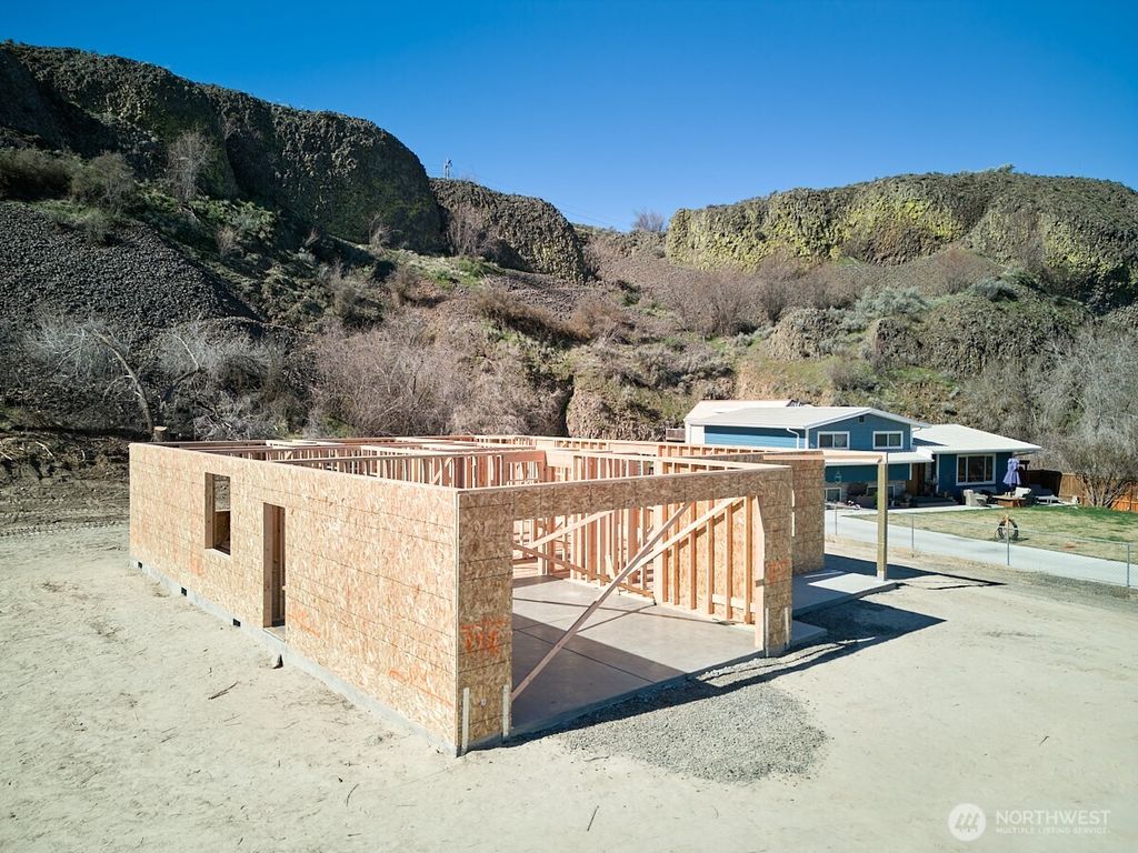 Photo of 443 Partello Park, Grand Coulee, WA 99133 (MLS # 2495908)