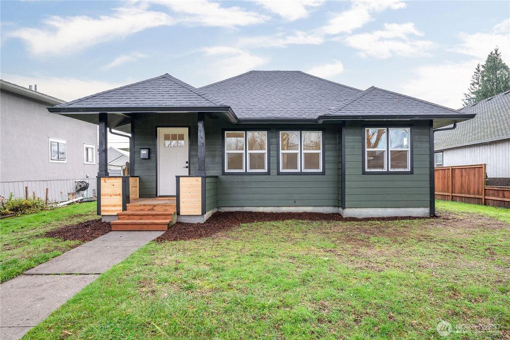 Photo of 450 16th Avenue, Longview, WA 98632 (MLS # 2461202)