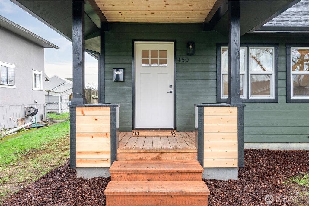 Photo of 450 16th Avenue, Longview, WA 98632 (MLS # 2461202)