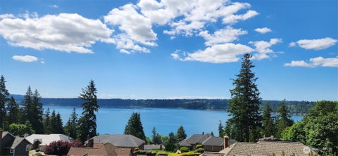 Photo of 535 208th Avenue NE, Sammamish, WA 98075 (MLS # 2518955)