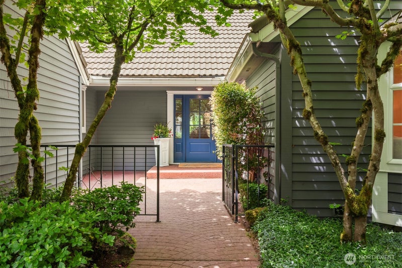 2231 Sahalee Drive E