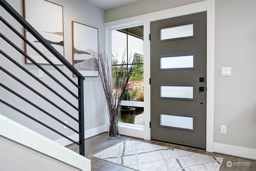 Photo of 11112 NE 46th Lane, Kirkland, WA 98033 (MLS # 2182861)