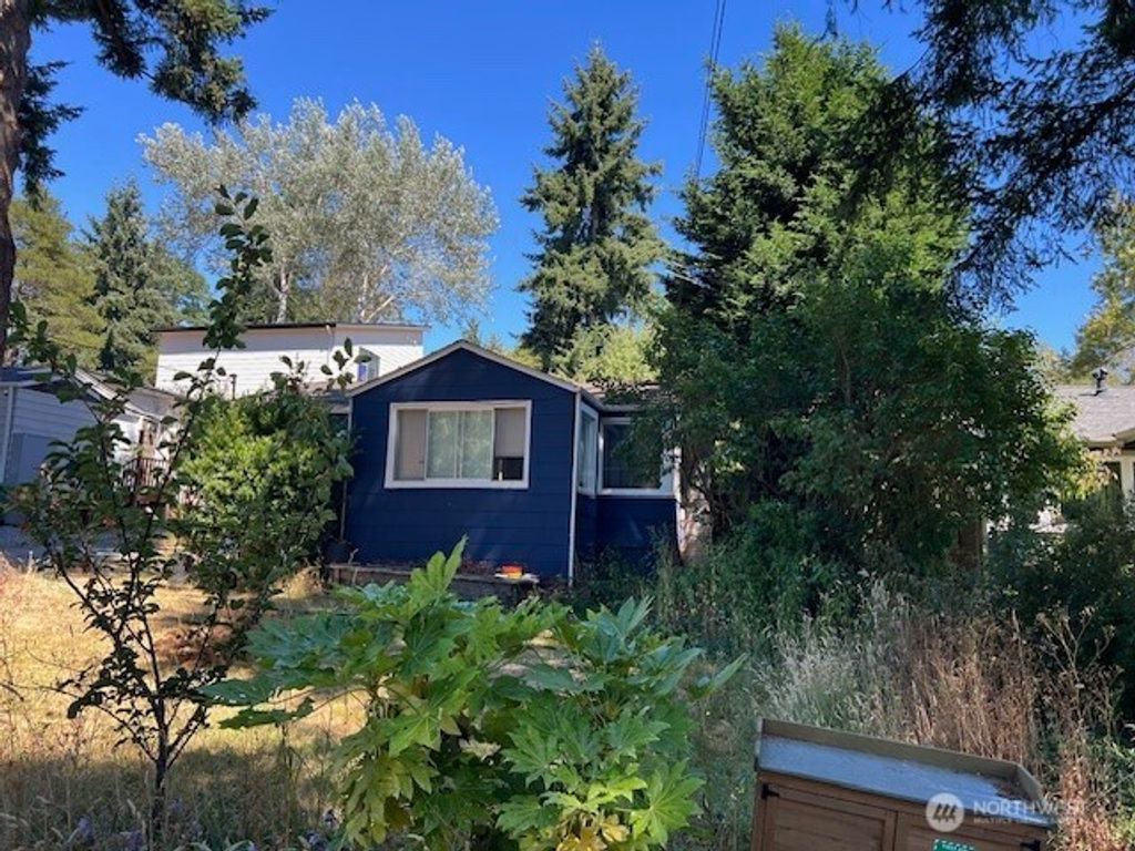 Photo of 11732 38th Avenue NE, Seattle, WA 98125 (MLS # 2416505)