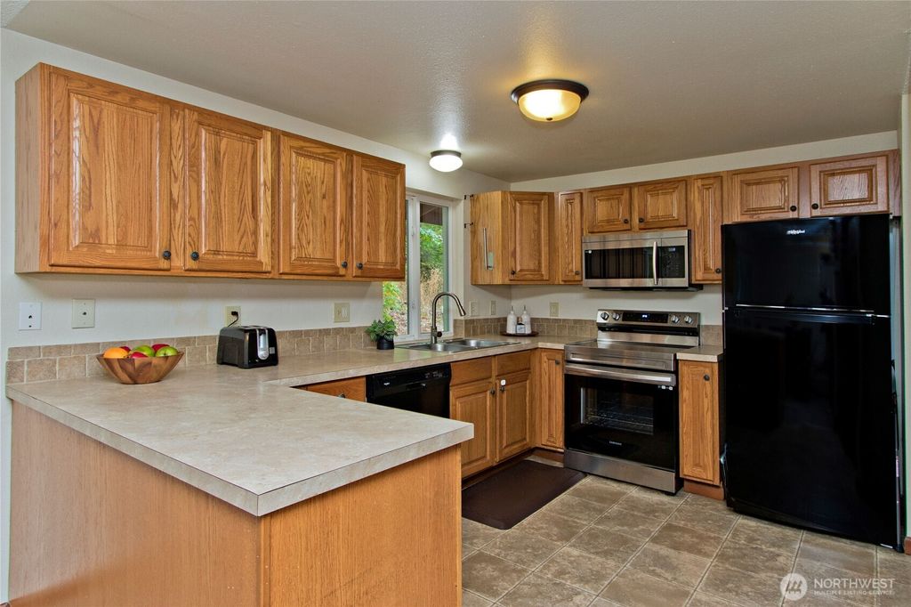 Photo of 4237 S 326th Place, Federal Way, WA 98001 (MLS # 2436519)