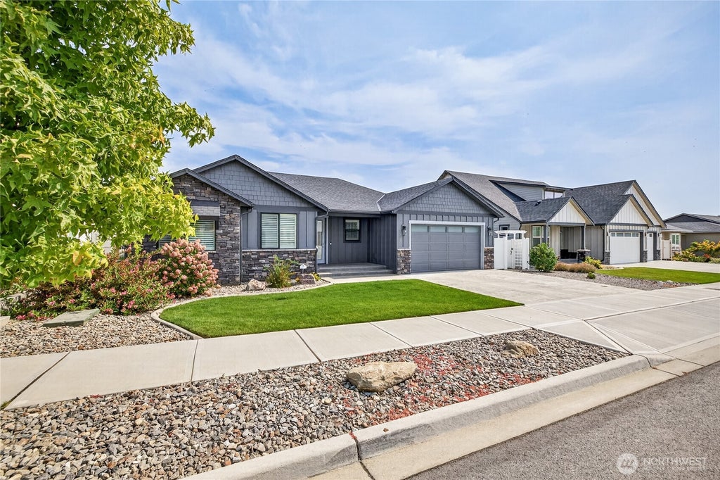 Photo of 1009 Mountain Springs Drive, Wenatchee, WA 98801 (MLS # 2578123)
