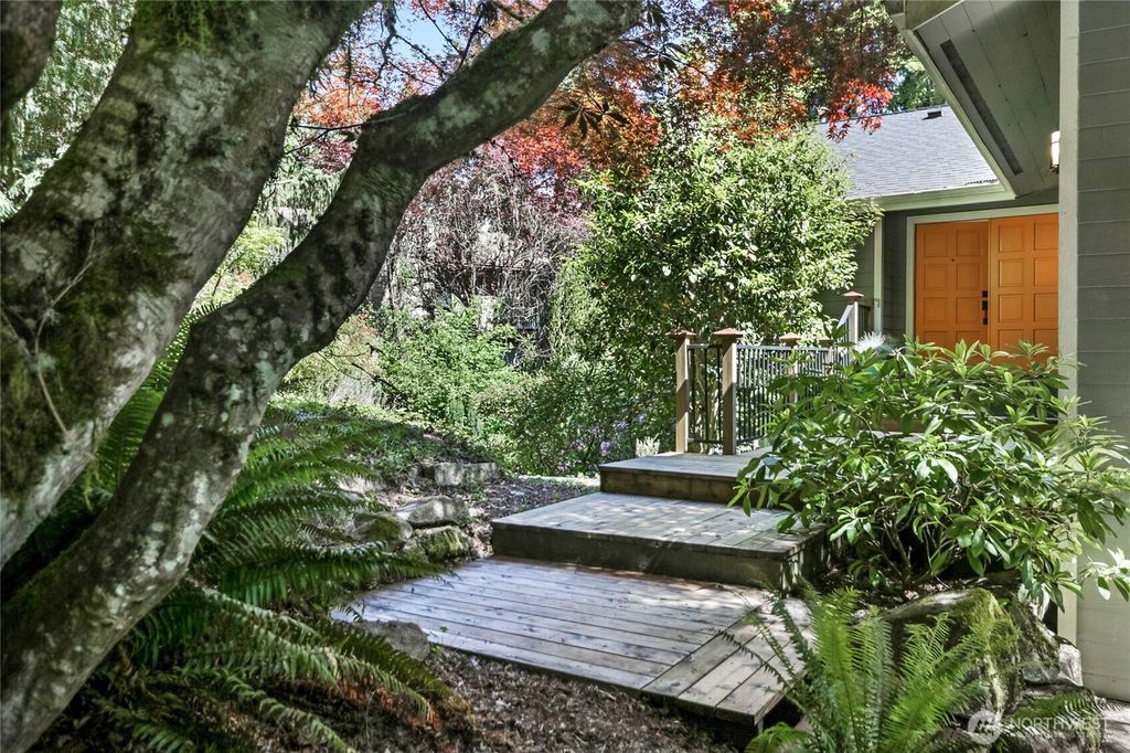 Photo of 760 W Sunset Way, Issaquah, WA 98027 (MLS # 2526523)