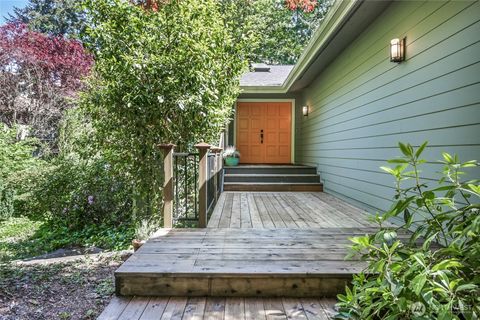 Photo of 760 W Sunset Way, Issaquah, WA 98027 (MLS # 2526523)