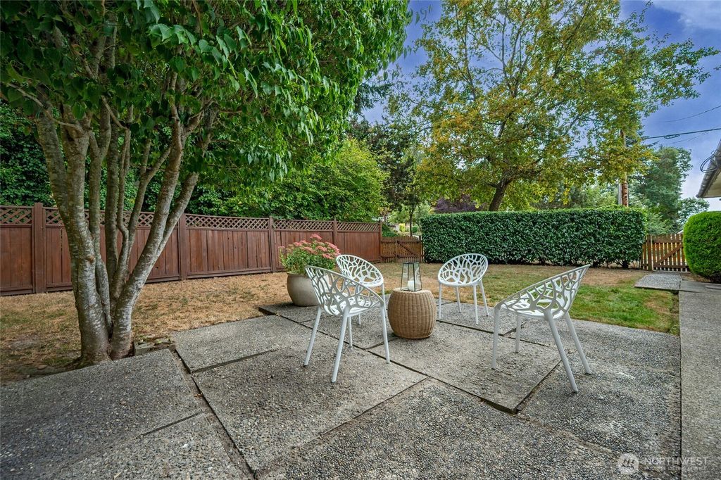 Photo of 7818 NE 124th St St, Kirkland, WA 98034 (MLS # 2430193)