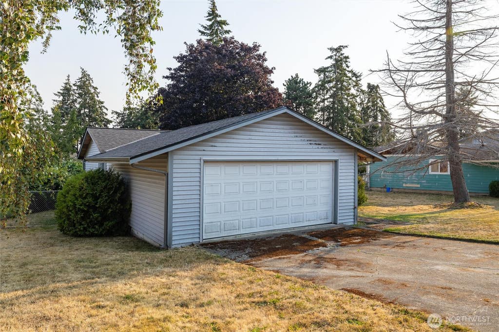 Photo of 613 NW Hyak Drive, Oak Harbor, WA 98277 (MLS # 2569495)