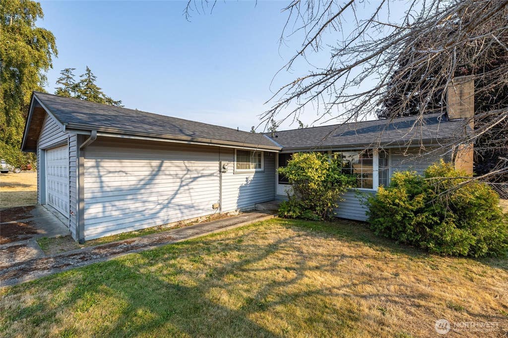 Photo of 613 NW Hyak Drive, Oak Harbor, WA 98277 (MLS # 2569495)