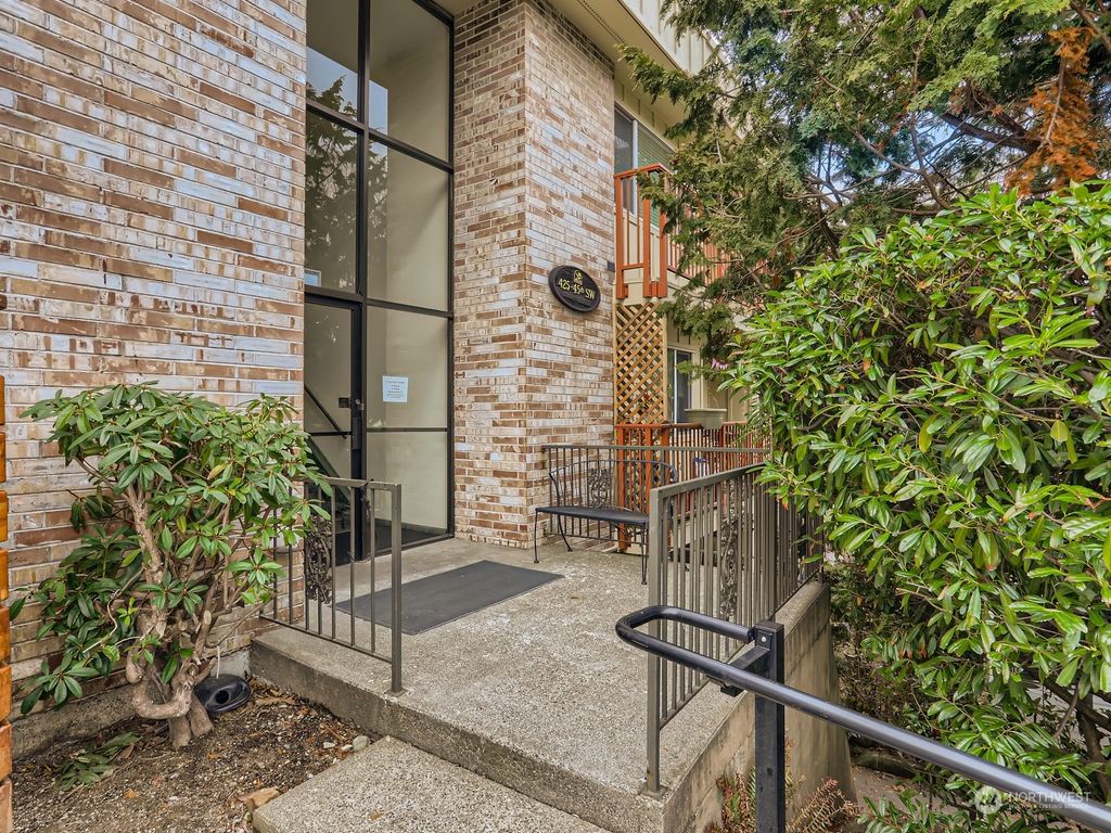 Photo of 425 45th Street SW #203, Everett, WA 98203 (MLS # 2024872)